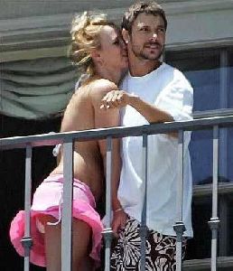 Kevin Federline : britney-grabs-kevin 341x395