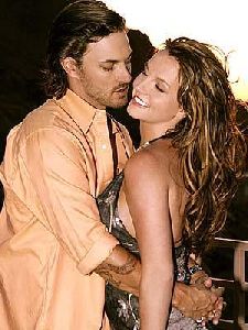 Kevin Federline : sweeping-her-off-her-feet 300x400