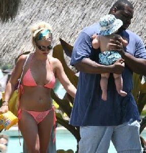 Jayden James : jayden-james-carried-by-britney-spears-bodyguard 376x392