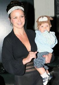 Jayden James : britney-spears-carries-jayden-james-federline 391x566