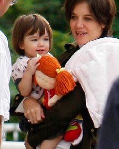 Suri Cruise : suri-cruise-with-katie-holmes 373x468