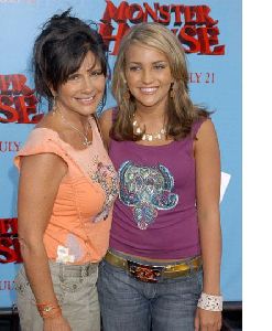 Jamie Lynn Spears : lynne-spears-jamie-lynn-spears 445x540