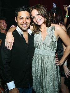 Wilmer Valderrama : wilmer-valderrama-mandy-moore 300x400