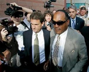 O.J. Simpson : oj-simpson-in-court 380x309