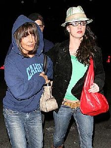 Lynne Spears : lynne-and-britney-spears 300x400