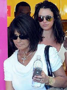 Lynne Spears : lynne-spears-britney-spears-photo 300x400