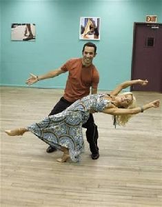 Julianne Hough : helio-castroneves-and-julianne-hough 298x379