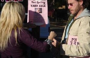 Tori Spelling : tori-spelling-yard-sale 428x277