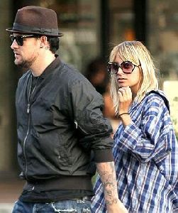 Joel Madden : joel-and-nicole-stroll 290x346