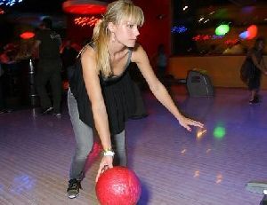 Kristen Bell : bowling-bell 428x330