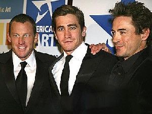 Jake Gyllenhaal : jake-gyllenhaal-and-bff-lance-armstrong 400x300