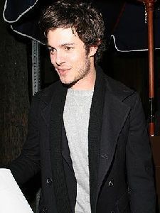 Adam Brody : adam-brody-single-and-out 300x400