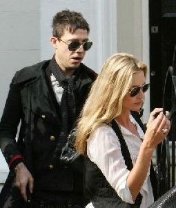 Kate Moss : jamie-hince 384x451