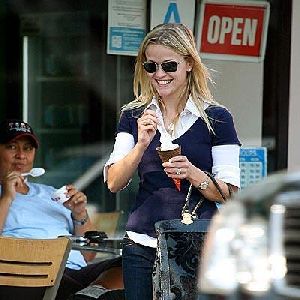 Reese Witherspoon : reese-and-her-ice-cream 400x400