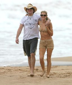 Denise Richards : Denise Richards walking on a beach in Hawaii 1