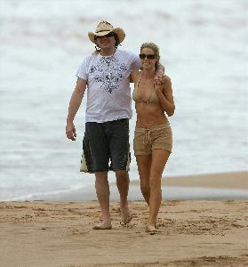 Denise Richards : Denise Richards walking on a beach in Hawaii 14