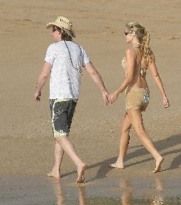 Denise Richards : Denise Richards walking on a beach in Hawaii 20