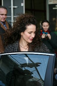 Andie MacDowell : Andie MacDowell arrives in Poland 08 122 600lo