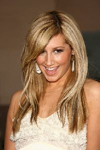 Ashley Tisdale arrives at the 2006 American Music Awards