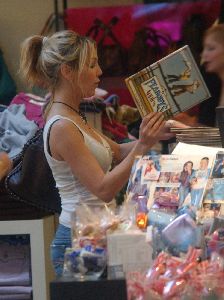 Heather Locklear : 62380 HeatherLocklear shopping candids 14 122 380lo