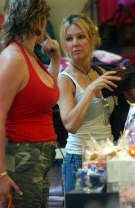 Heather Locklear : 62883 HeatherLocklear shopping candids 12 122 332lo