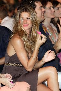 Gisele Bundchen : Gisele Bundchen Vogue Fantasy Chic Shack Beach Party 5