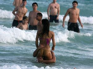 Jessica Alba in a bikini on Miami beach on January 1st 2007