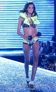 Izabel Goulart : 60604 celebrity city Victoria Secrets Models Show 356 122 590lo