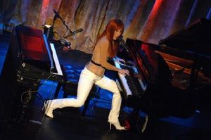 Tori Amos : Tori+Amos+4 2