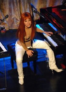 Tori Amos : Tori+Amos+1 2