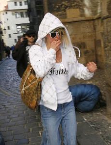 Paris Hilton : paris hilton2484 47f10d20f147b-t