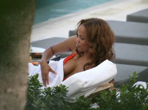 Tyra Banks : 26202 tyra bikini poolside0012 122 391lo