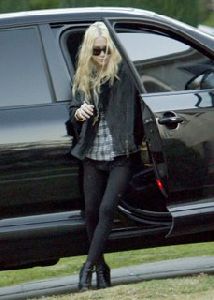 Mary Kate Olsen : 49508celebhqblogcom1224ky4