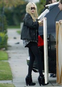 Mary Kate Olsen : 49496celebhqblogcom2122ji7