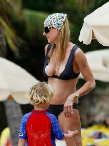 Uma Thurman : Uma Thurman Black Bikini 1 2