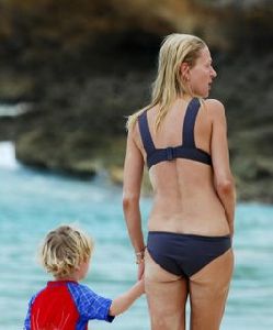 Uma Thurman : Uma Thurman Black Bikini 12 2