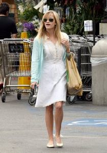 Reese Witherspoon : Reese Witherspoon stops at organic supermarket 1 2