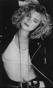 erika eleniak : 14