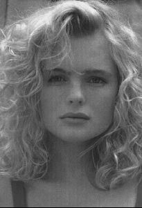 erika eleniak : 18