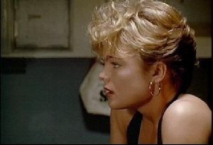 erika eleniak : 23