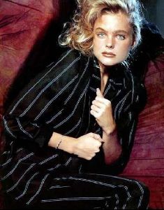 erika eleniak : 25