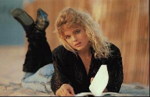 erika eleniak : 3