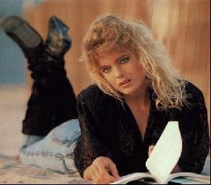 erika eleniak : 30