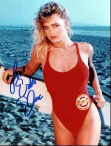 erika eleniak : 32