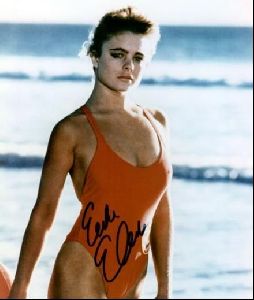 erika eleniak : 8