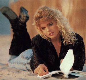 erika eleniak : erika10