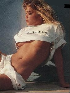 erika eleniak : erika22