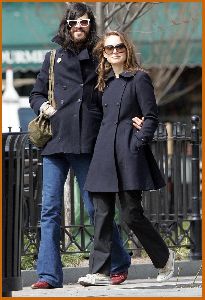 Natalie Portman : Natalie Portman out and about in West Village with Devendra Banhart6 47fe08cd92a26