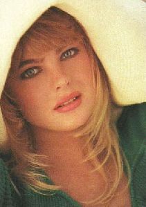 erika eleniak : erika38