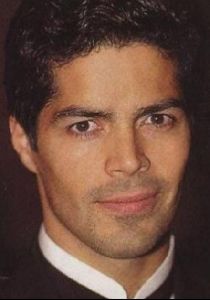 esai morales : 2